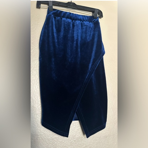 PAPAYA  VELVET 2 PIECE SET ( SKIRT, TOP) - Picture 4 of 6